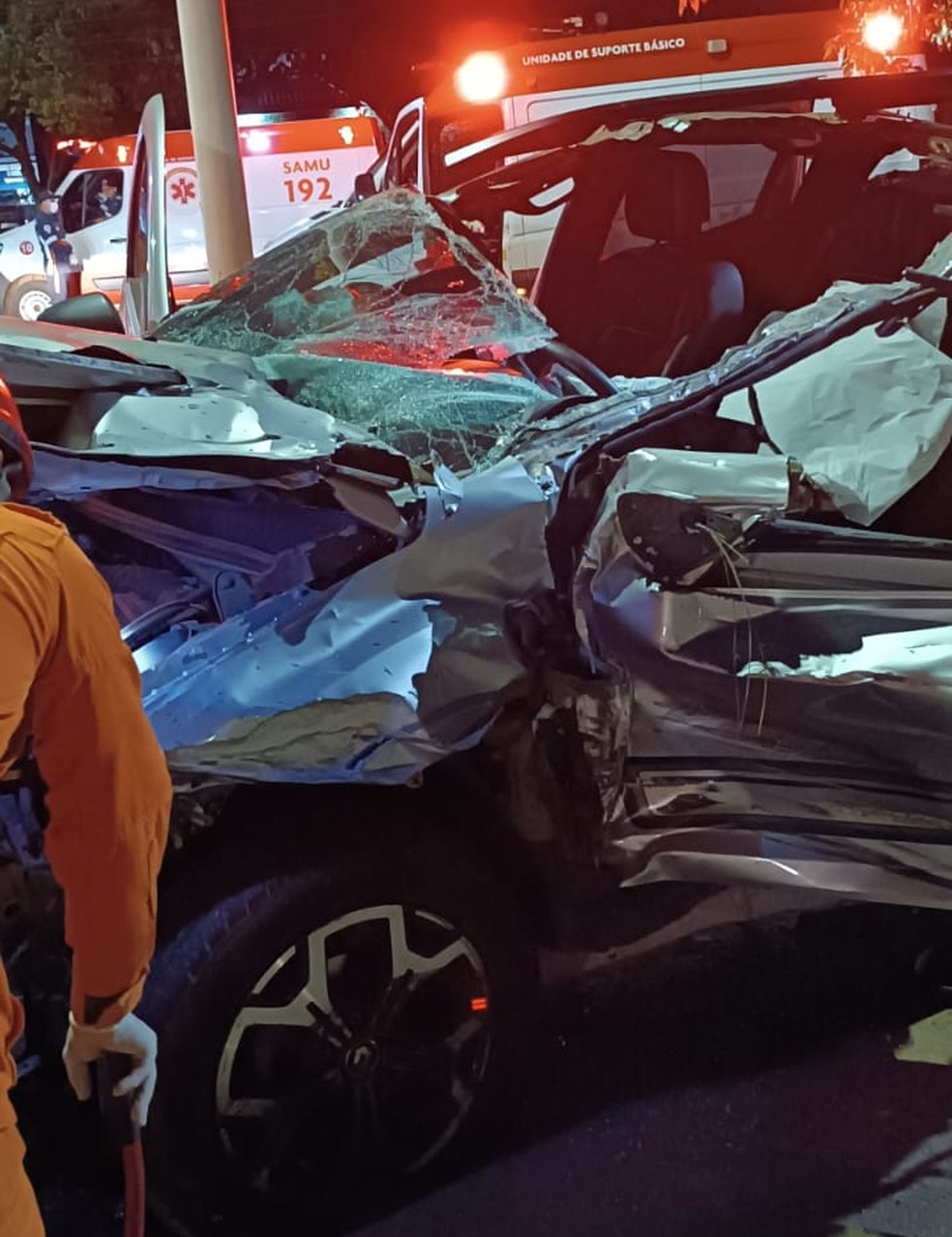 Carro da vítima ficou destruído após impacto — Foto: Alessandro Ferreira/Agência Tocantins/Divulgação