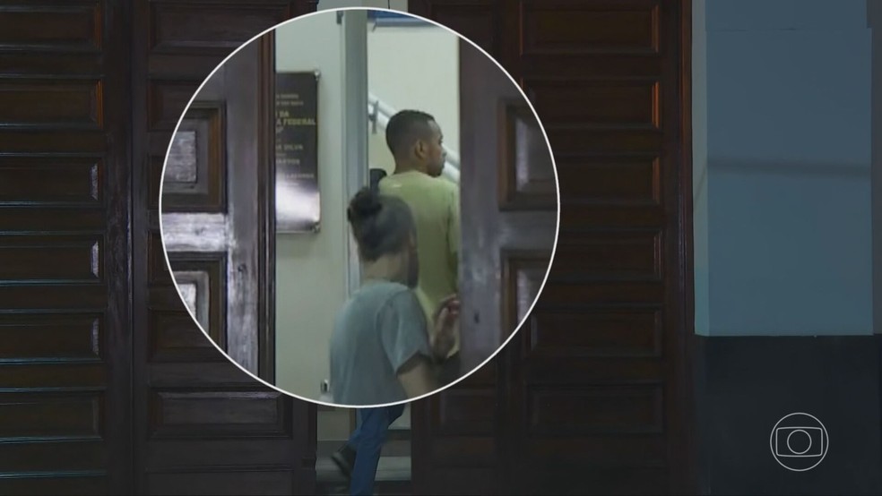 Robinho preso pela PF — Foto: Reprodução/TV Globo e Fábio Pires/TV Tribuna