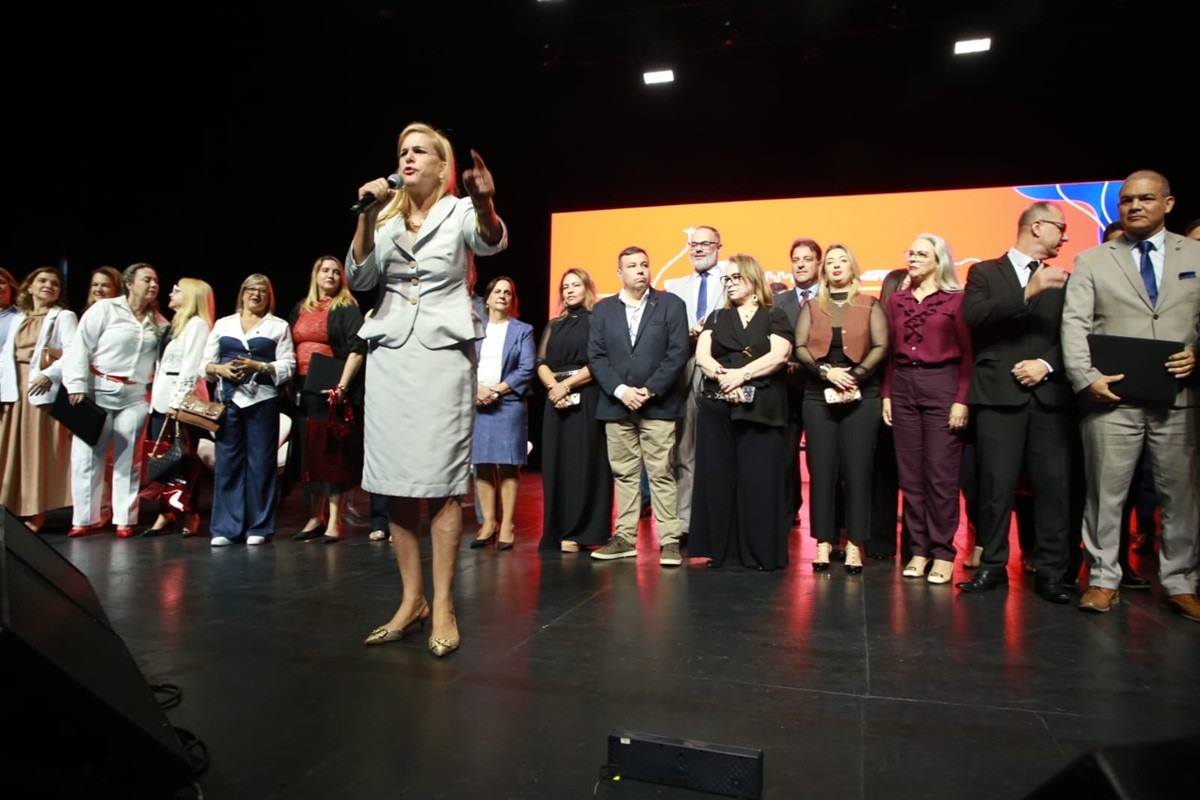 OAB de Itaperuna é homenageada pelos 60 anos durante conferência no Rio