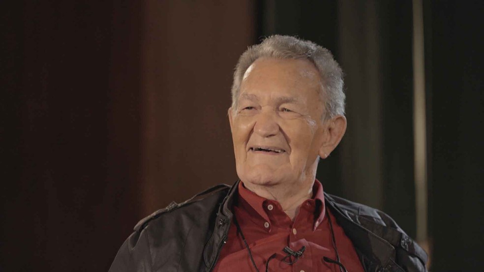 Pouco antes de completar 90 anos de idade, Léo Batista contou histórias da carreira no ‘Conversa com Bial’ — Foto: Globo/Divulgação