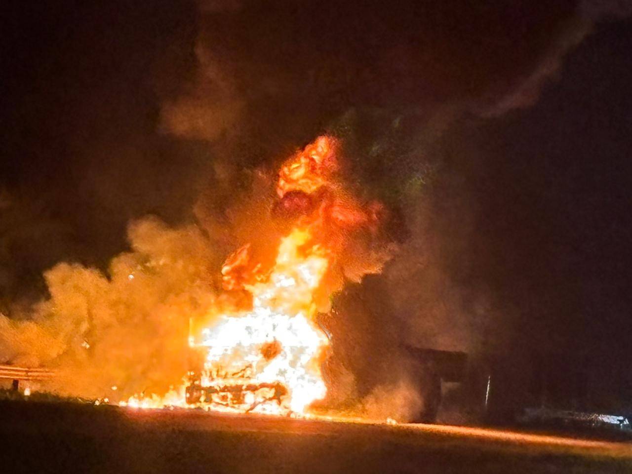 Incêndio em carreta bloqueia a Rodovia SP-075 em Itu
