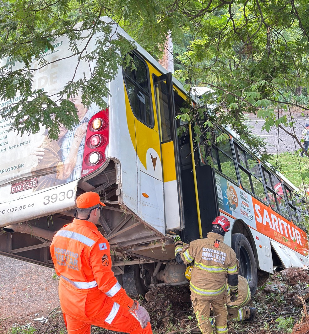 Sete ficam feridos em acidente com ônibus no perímetro urbano de Ipatinga — Foto: Corpo de Bombeiros