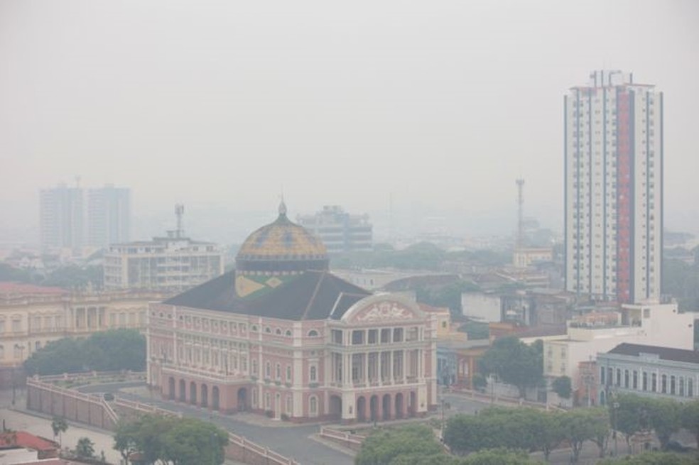 Foto mostra o Teatro Amazonas, no Centro de Manaus, no dia 12 de outubro, encoberto por fumaça de queimadas. — Foto: BRUNO KELLY/REUTERS
