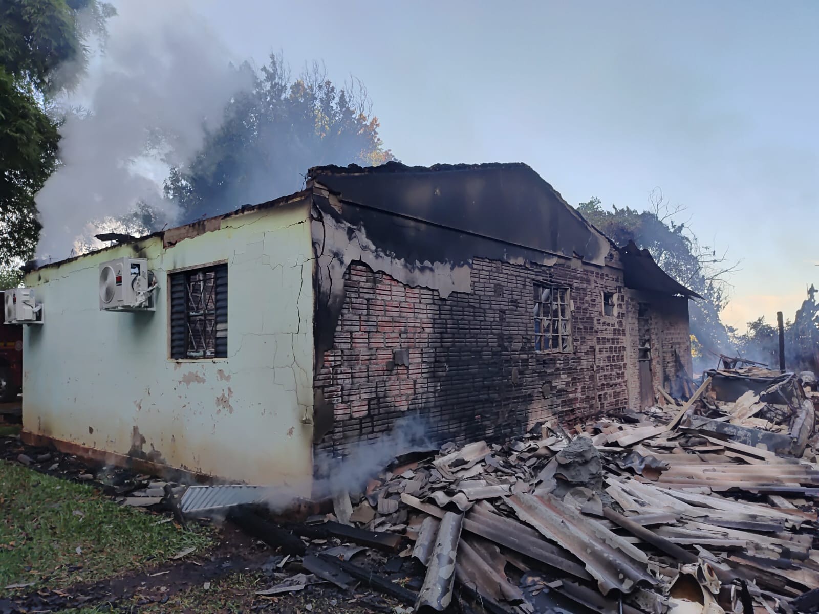 Criança de 6 anos morre em incêndio no interior do RS; casa foi consumida pelo fogo