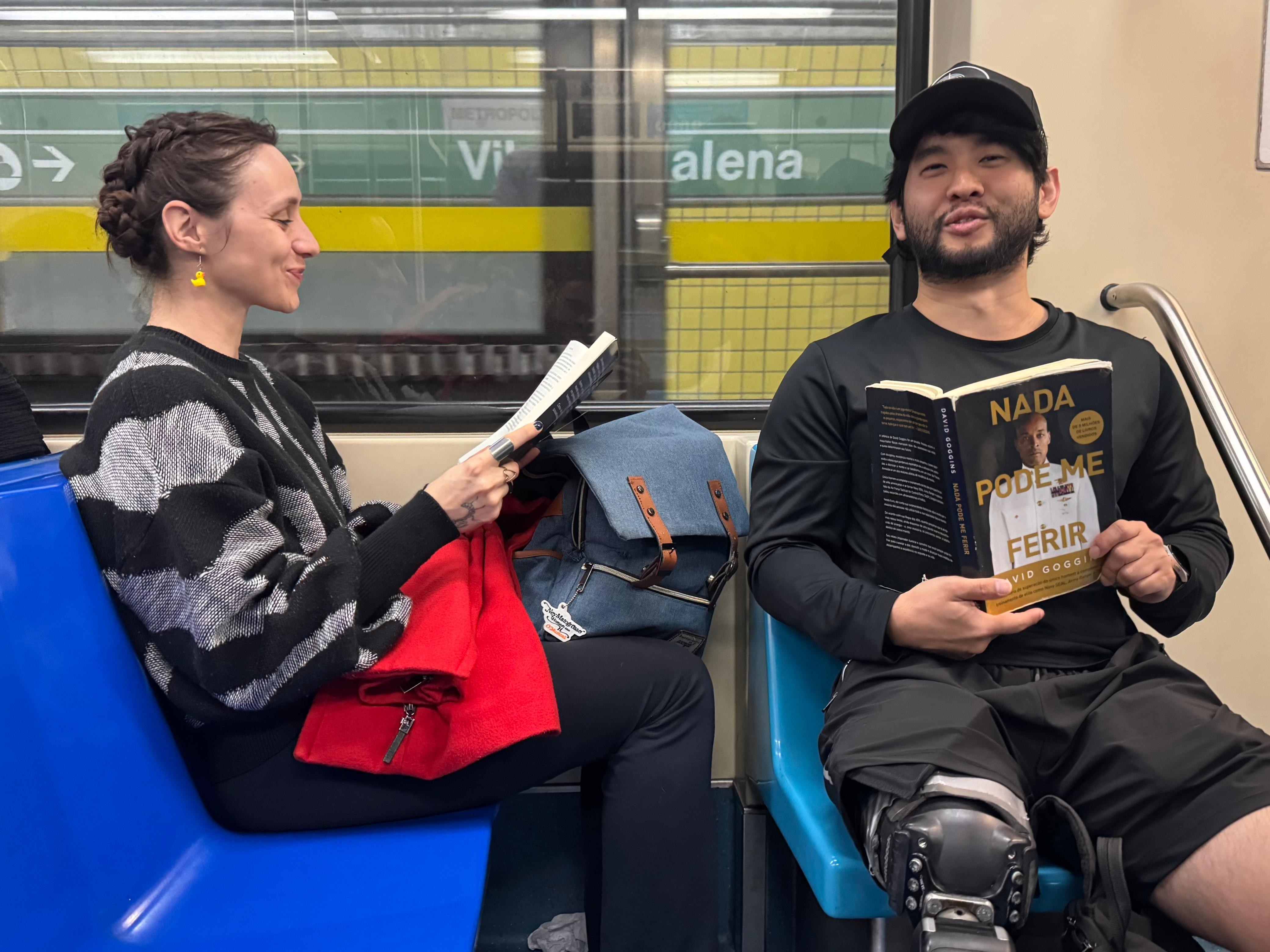 'É o único tempo que tenho': passageiros transformam viagens de metrô em momentos de leitura