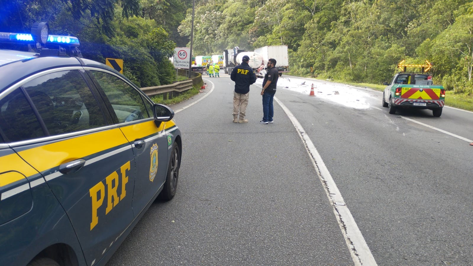 Acidente grave com duas carretas e caminhão bloqueia BR-376, no litoral do Paraná