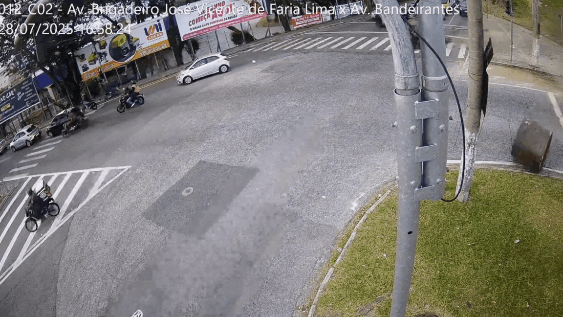 Novas imagens mostram acidente com caminhão que derrubou bobinas às margens da Dutra