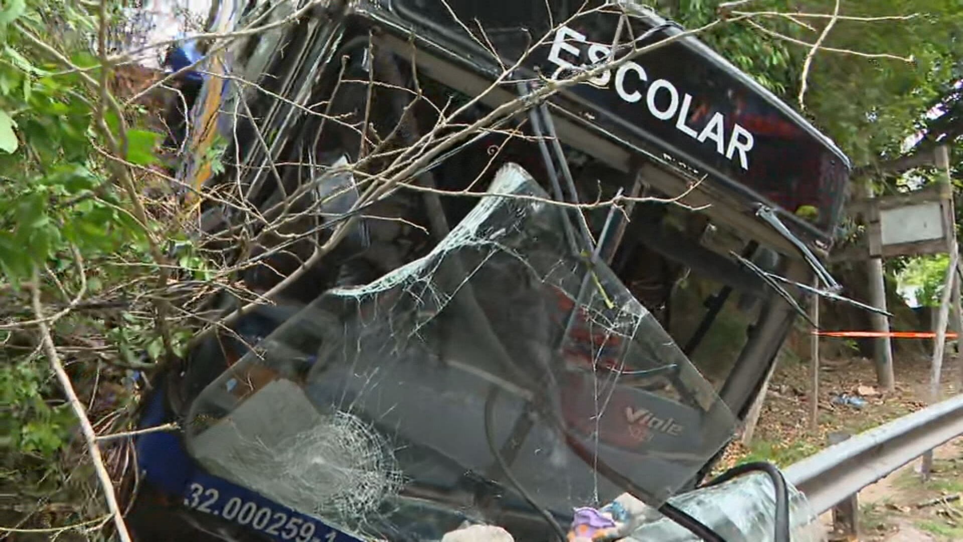 Ônibus escolar despenca de barranco em São Conrado 