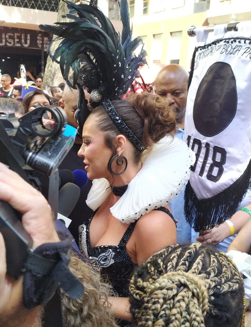 Atriz Paolla Oliveira, rainha do Cordão da Bola Preta, chegou pouso antes das 9h para o desfile — Foto: Patrícia Teixeira / g1