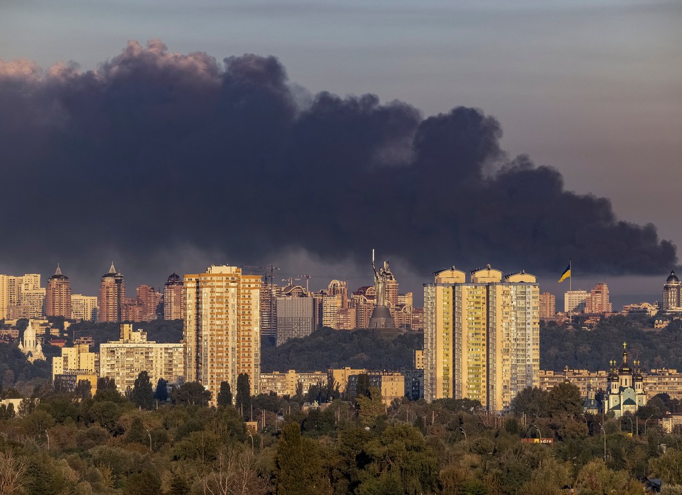 Fumaça sobe sobre Kiev após um ataque russo com mísseis, em meio à ofensiva da Rússia contra a Ucrânia neste domingo — Foto: Vladyslav Sodel/Reuters