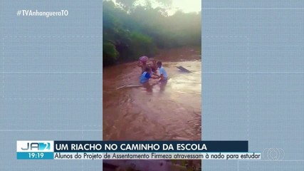 Alunos do Assentamento Firmeza atravessam a nado o caminho para ir à escola