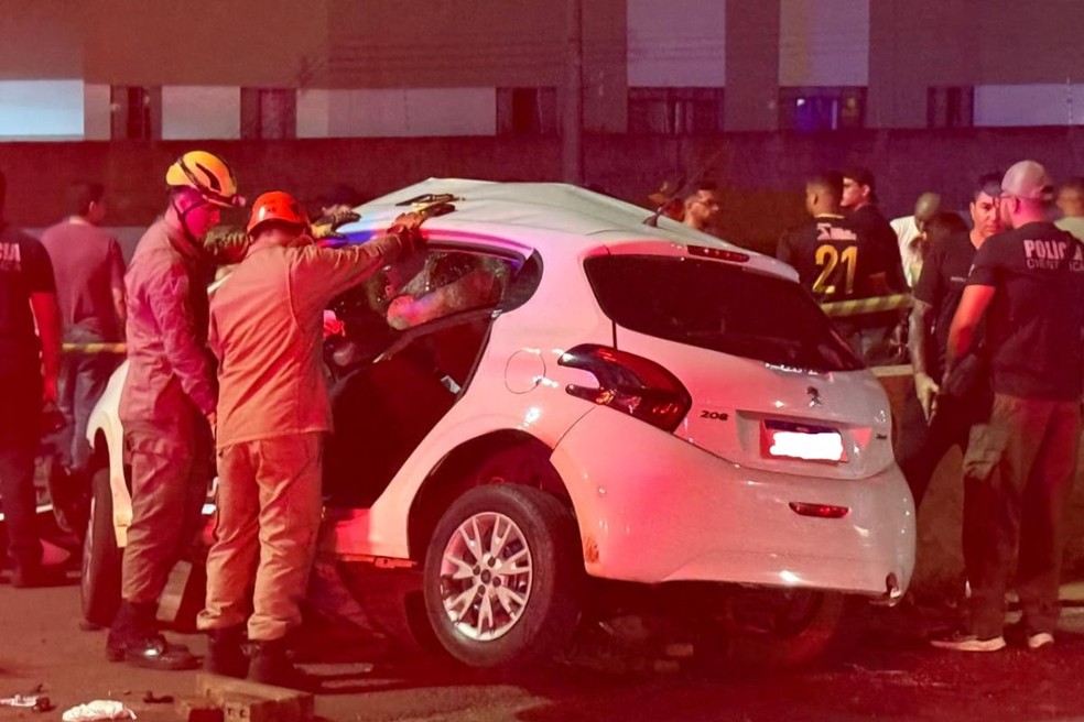 Carro em que jovem estava ficou destruído ao bater em muro de concreto, em Campo Grande — Foto: Evelyn Mendonça/ TV Morena