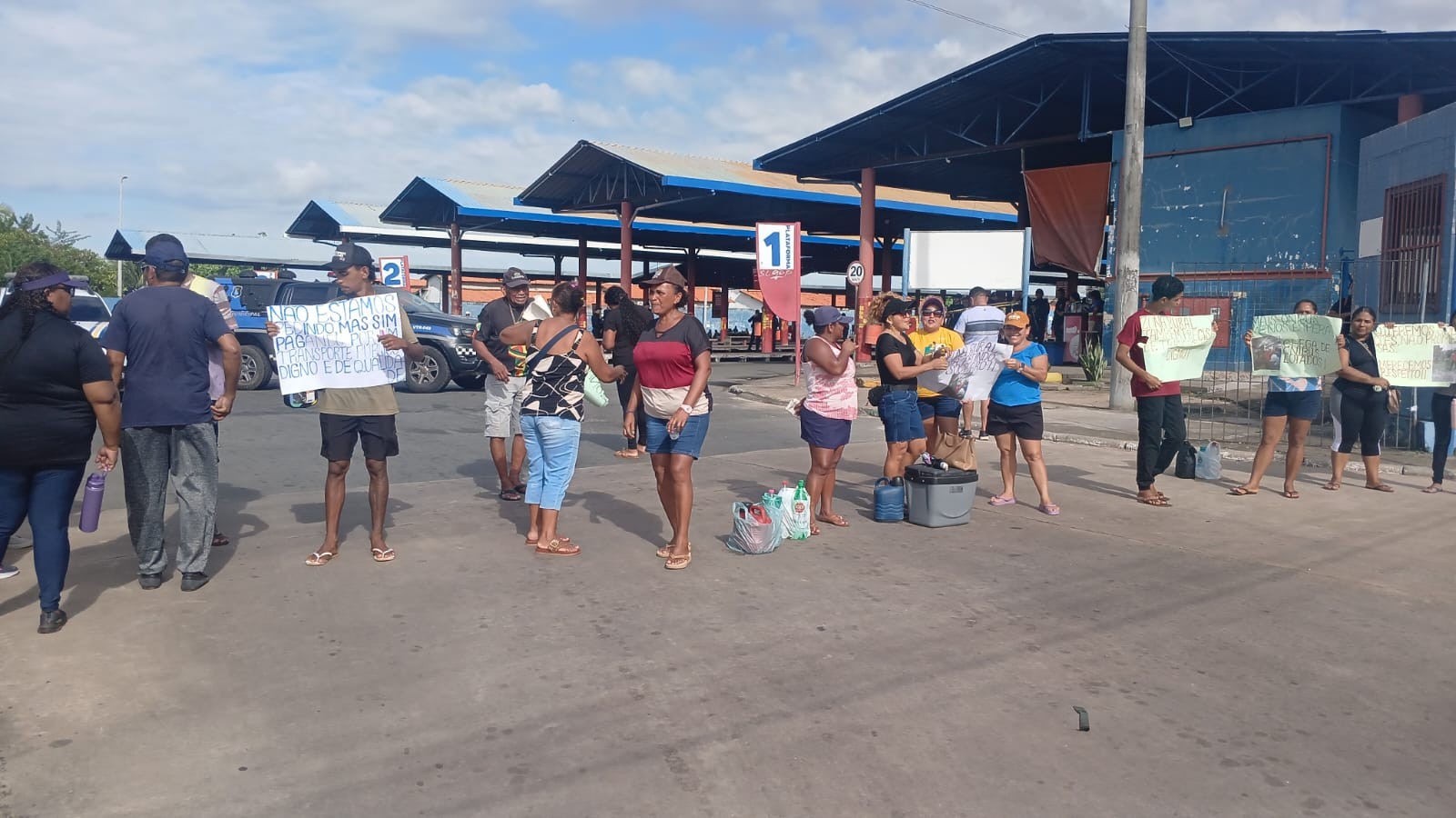 Moradores da zona rural de São Luís fecham terminal em protesto por ônibus precários e longas esperas