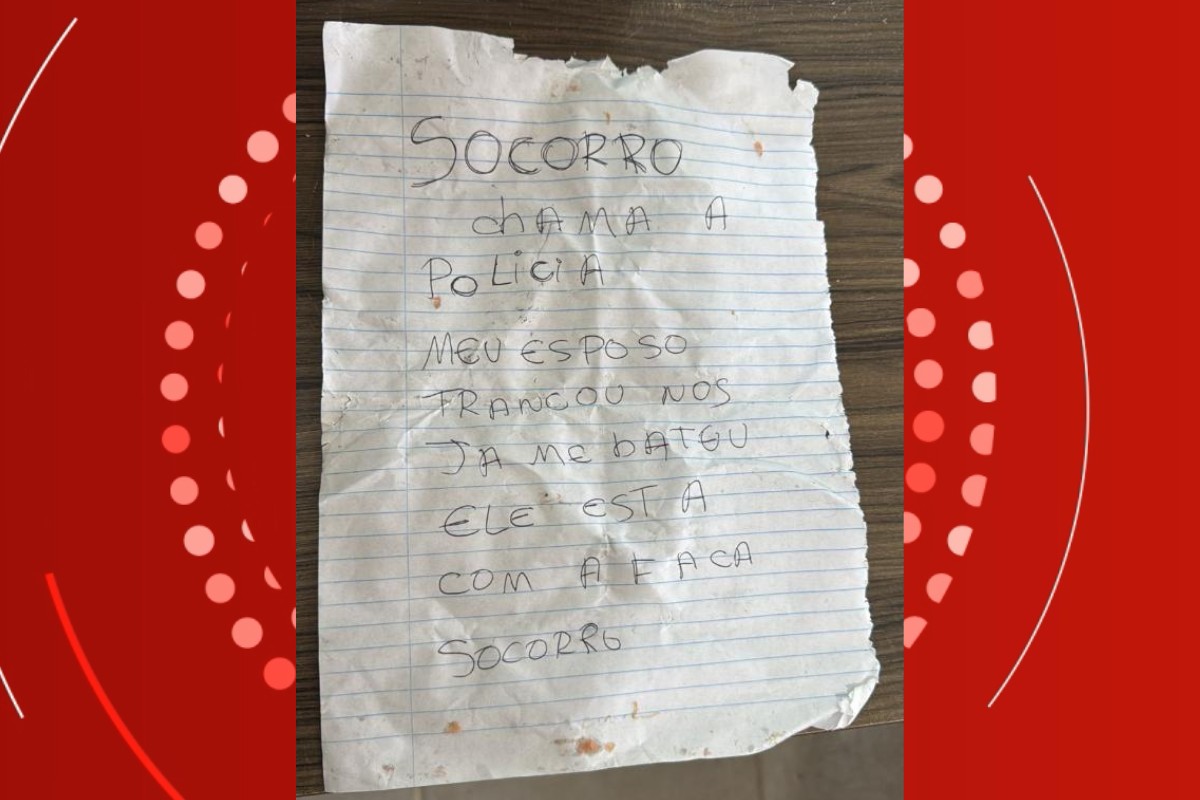 Mulher é resgatada com 2 crianças após pedir socorro por bilhete em MT: 'meu esposo nos trancou'