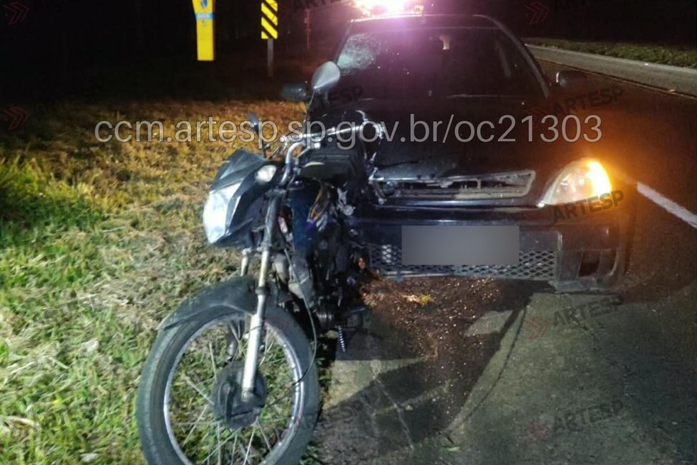 Batida entre carro e moto deixou uma pessoa morta em estrada de acesso a Anhumas (SP) — Foto: Artesp/Reprodução