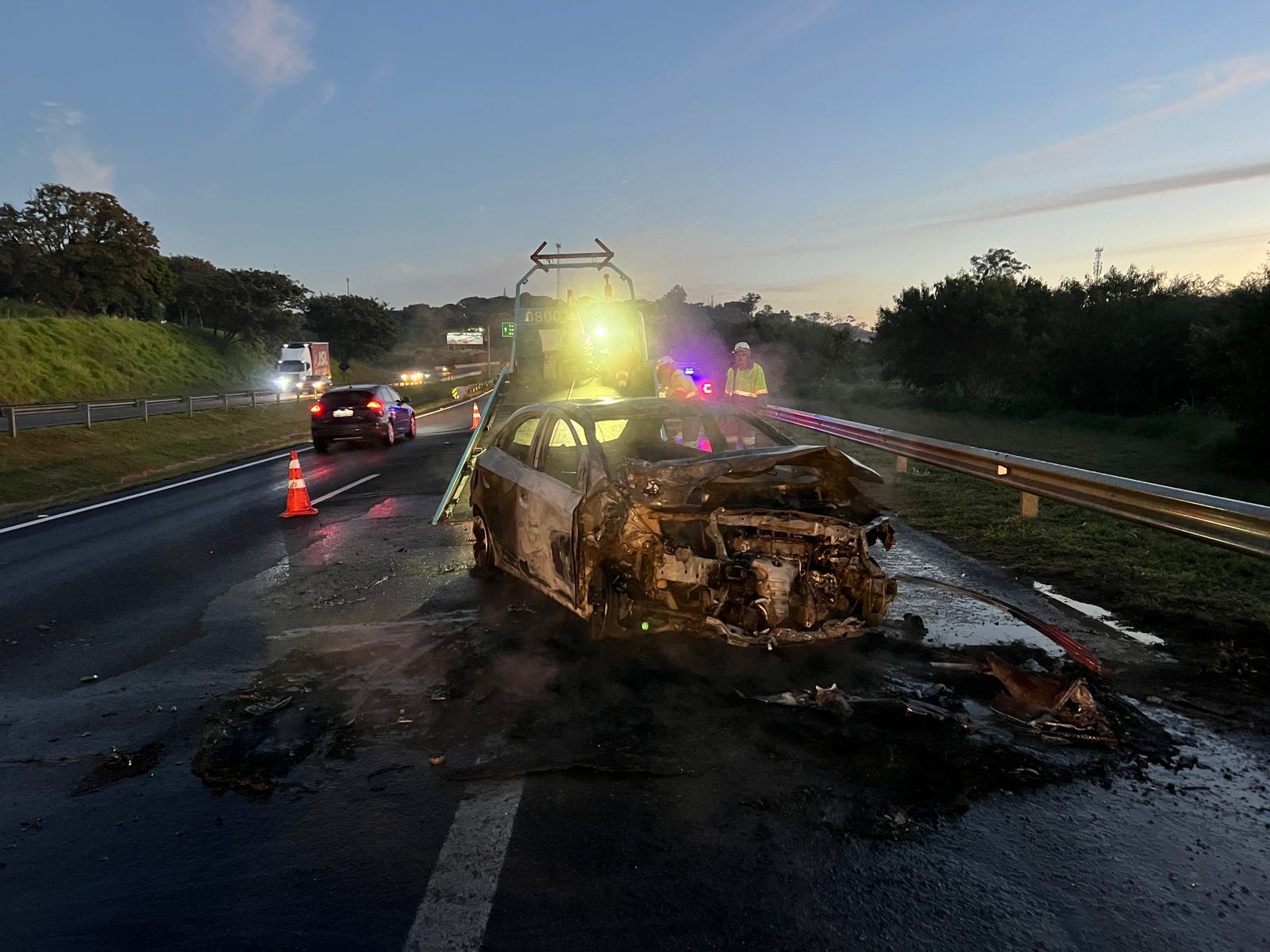 Acidente entre carro e moto provoca explosão e mata motociclista em Campinas 