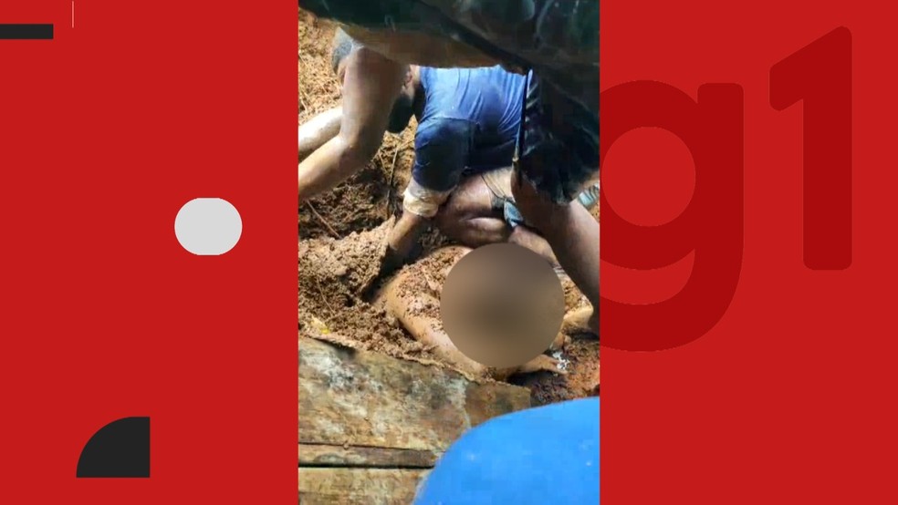 Moradores tentam resgatar homem soterrado após deslizamento de terra em Salvador — Foto: Reprodução/Redes Sociais