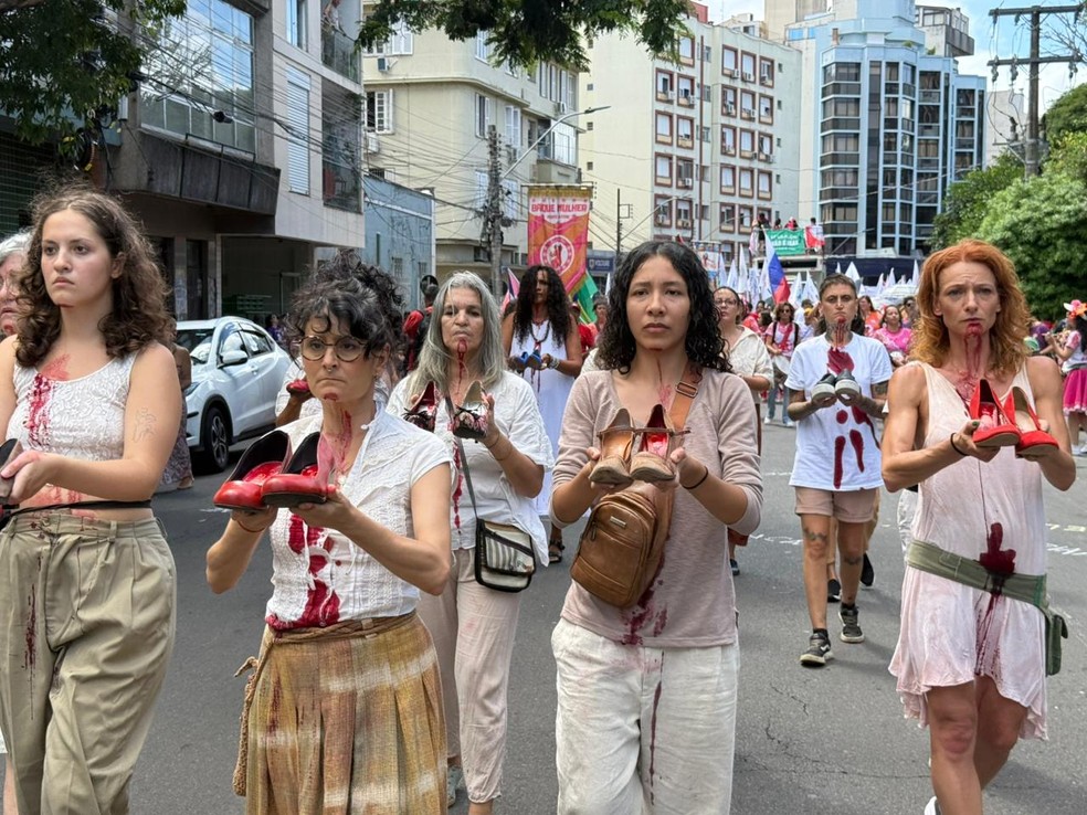 Ato do Dia do Mulher em Porto Alegre — Foto: Pietro Oliveira/ RBS TV