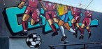 Dribles em chapas metálicas e gols em telhas de zinco: artista sorocabano transforma momentos do futebol em grafites — Foto: Reprodução/golgraffiti