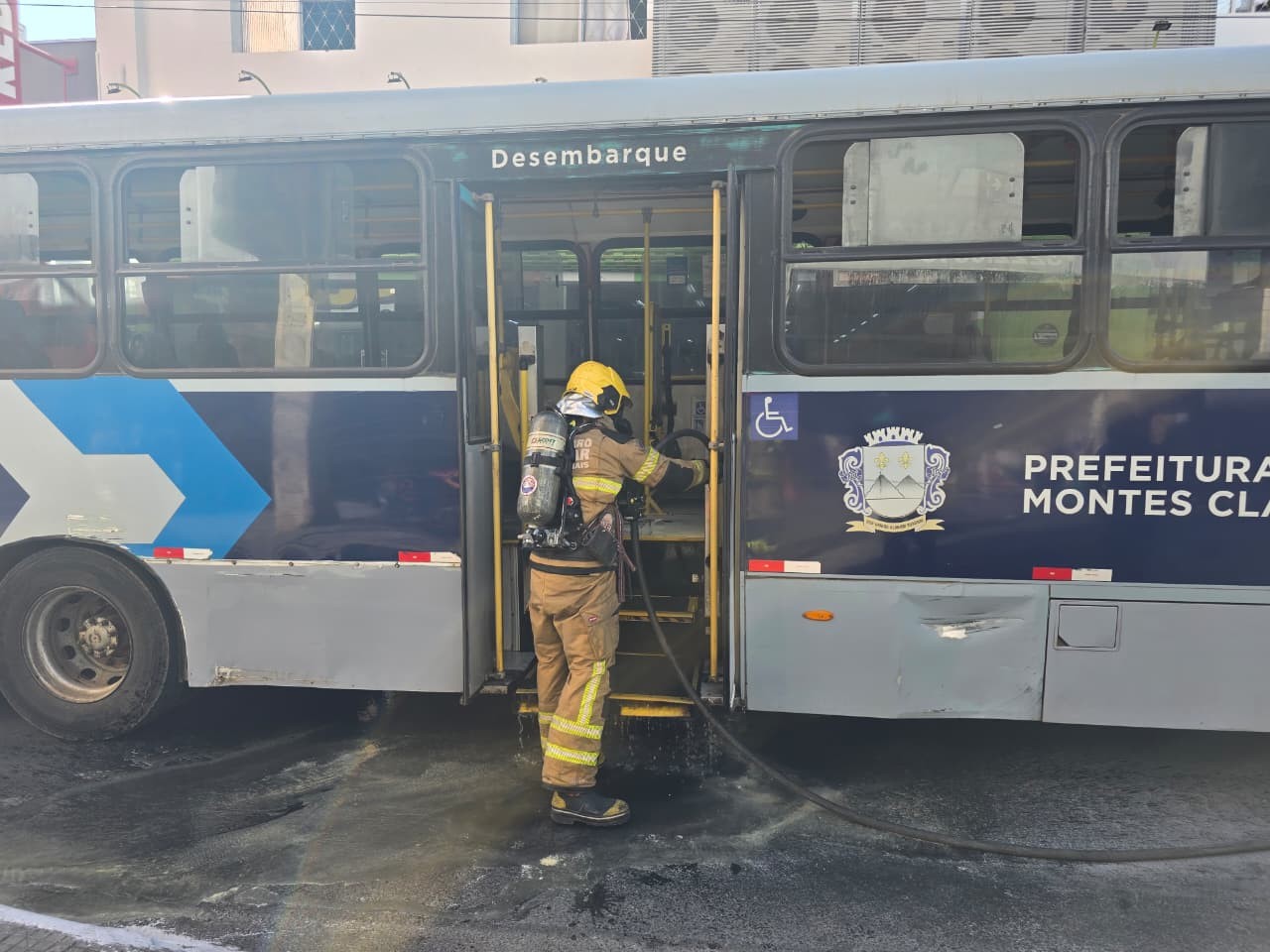 Incêndio atinge ônibus do transporte coletivo no Centro de Montes Claros