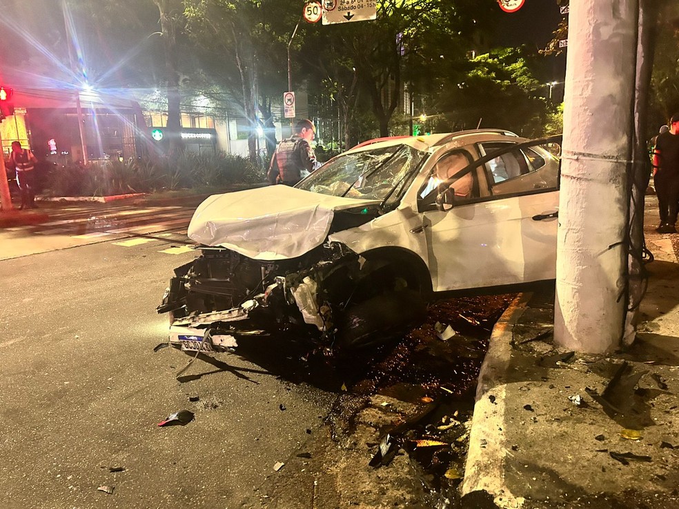 Carro fica destruído após se envolver em acidente na Avenida Engenheiro Luís Carlos Berrini. — Foto: Beatriz Backes/TV Globo