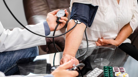 Tenho pressão 12 por 8, vou precisar passar a tomar remédio? Veja perguntas e respostas - 
Nova diretriz da Sociedade Brasileira de Cardiologia mudou os patamares de risco para pressão alta e endureceu metas de tratamento.