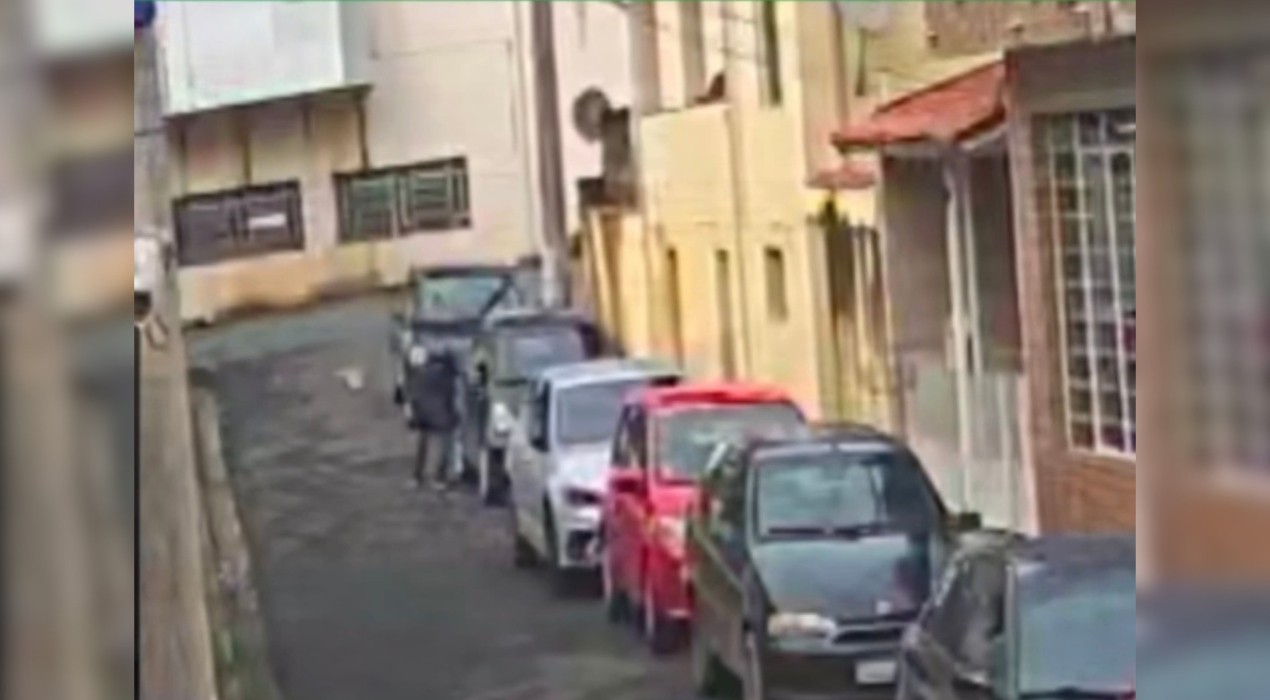 Homem é flagrado por câmeras ao rasgar pneus de carro em São Roque; vídeo