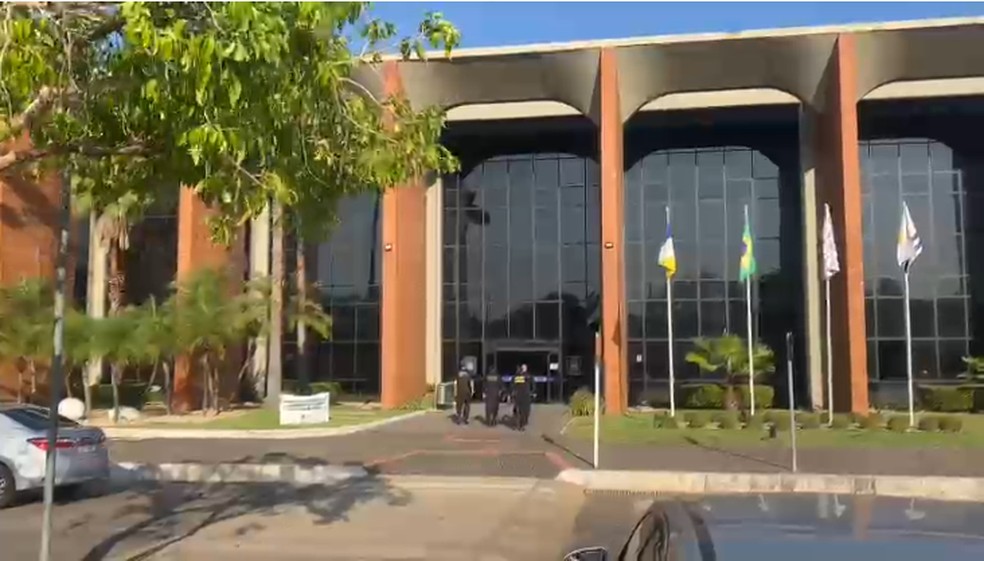 Policiais federais entrando na sede do Tribunal de Justiça do Tocantins durante operação — Foto: Tamyra Pinheiro/TV Anhanguera