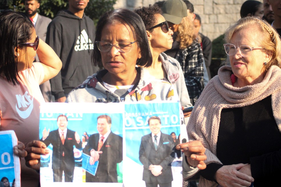 Movimento de fãs em frente ao Cemitério Israelita do Butantã, na Zona Oeste de São Paulo — Foto: Raul Luciano/Ato Press/Estadão Conteúdo