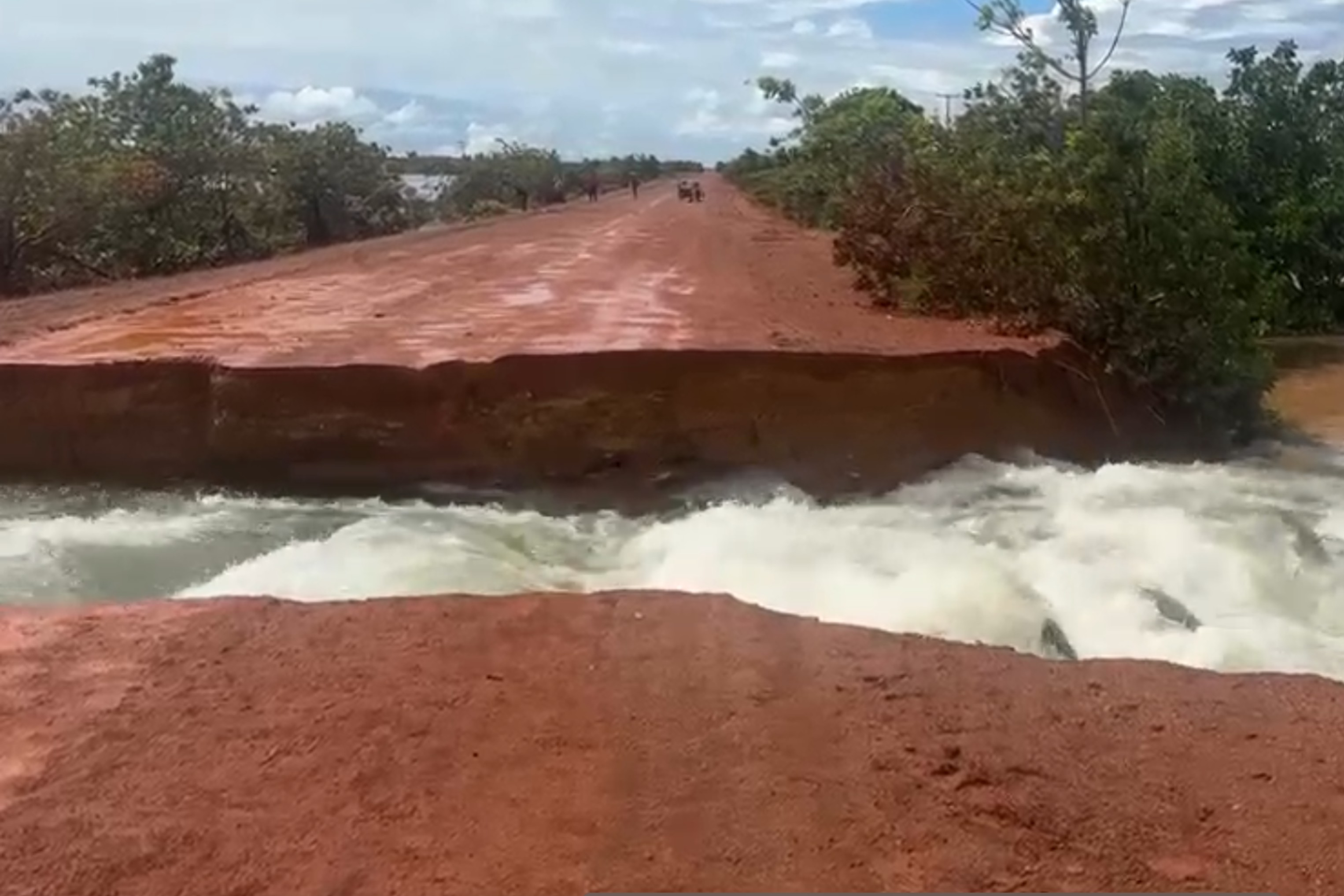 Chuva rompe trecho da BR-401 em Normandia