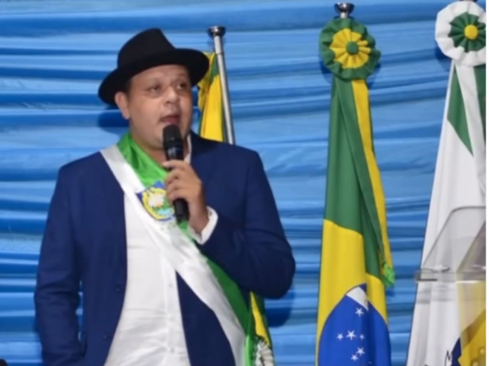 Vice-prefeito de cidade no AC capota carro e cai em barranco ao desviar de capivaras: 'Lutei pela vida'