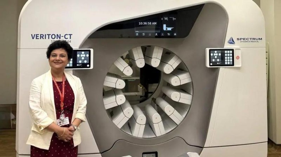 Kshama Wechaleka com o novo equipamento no Royal Brompton Hospital de Londres. — Foto: Guy's and St Thomas' NHS Foundation Trust via BBC