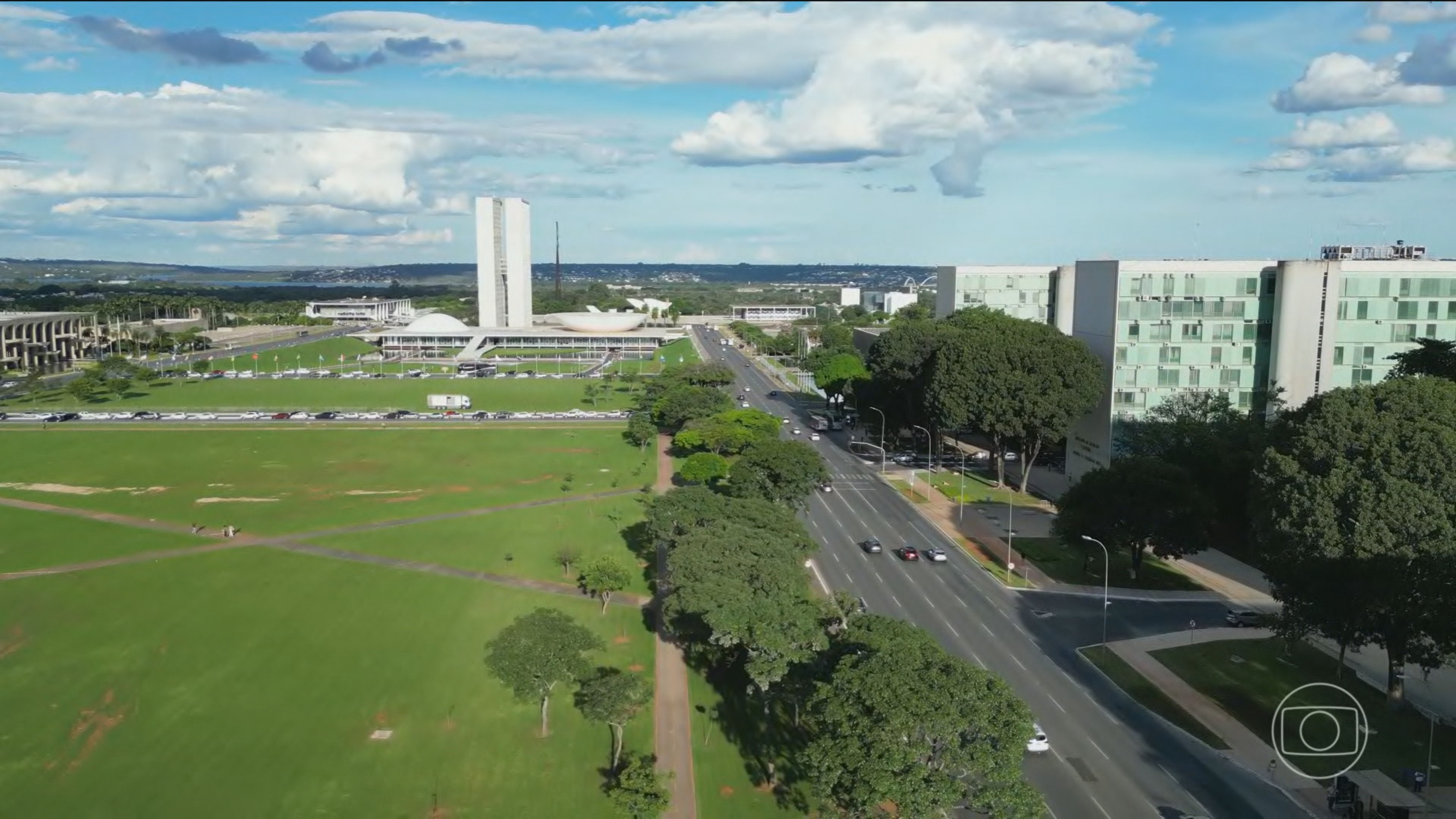 Tesouro vê rombo nas contas até 2027, cita 'medidas adicionais' de arrecadação para atingir metas e vê alta maior da dívida