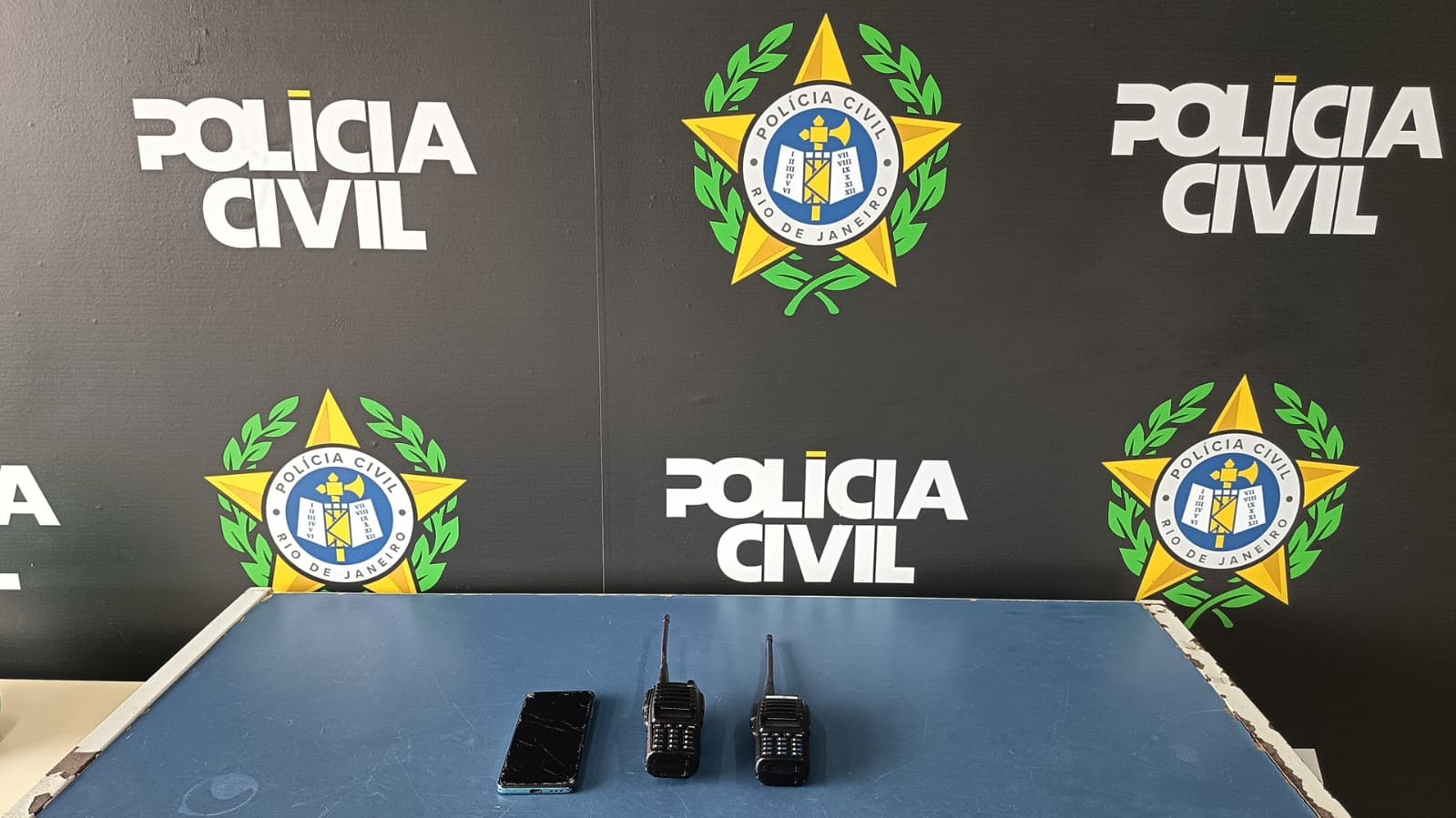 Dois homens são presos suspeitos de atuar como “radinhos” do tráfico em Angra