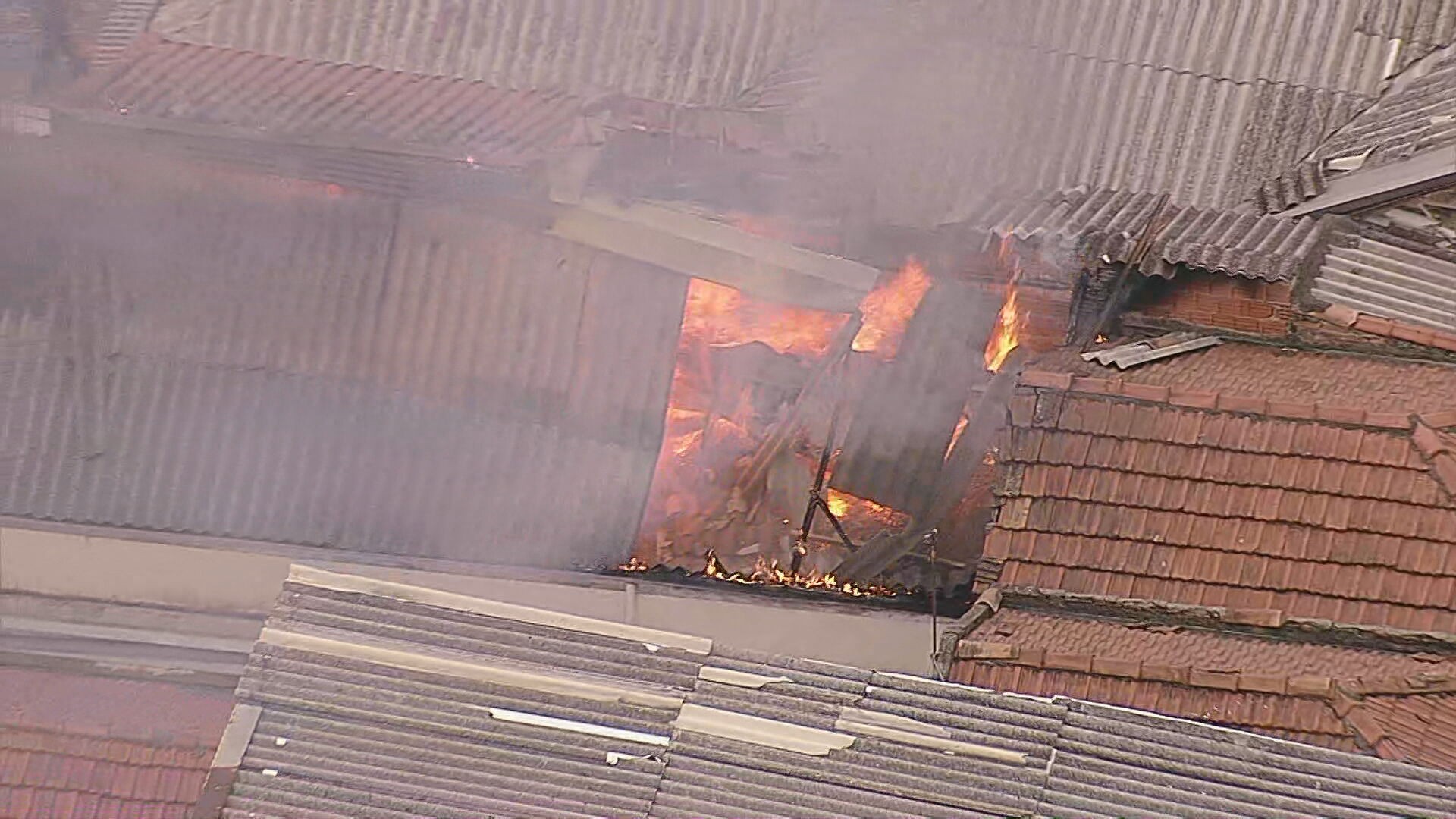 Incêndio atinge prédio de petshop na Casa Verde, Zona Norte de SP, na manhã desta terça-feira