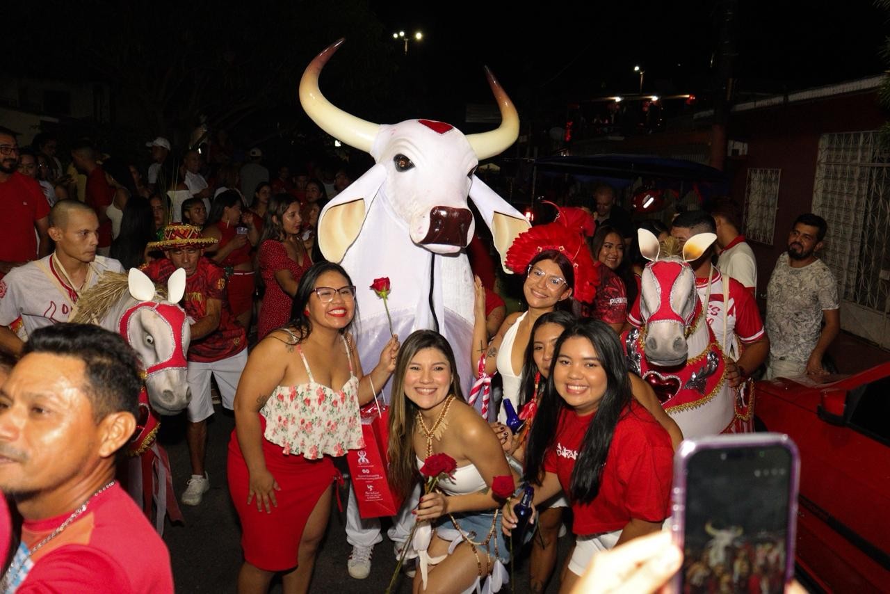 Ladainha de Santo Antônio reúne fé, rosas e tradição em cortejo do Boi Garantido pelas ruas de Parintins