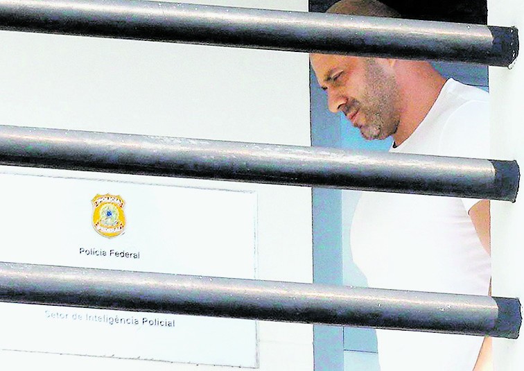 Defesa pede que Daniel Silveira cumpra prisão domiciliar em clínica no RJ após cirurgia no joelho 