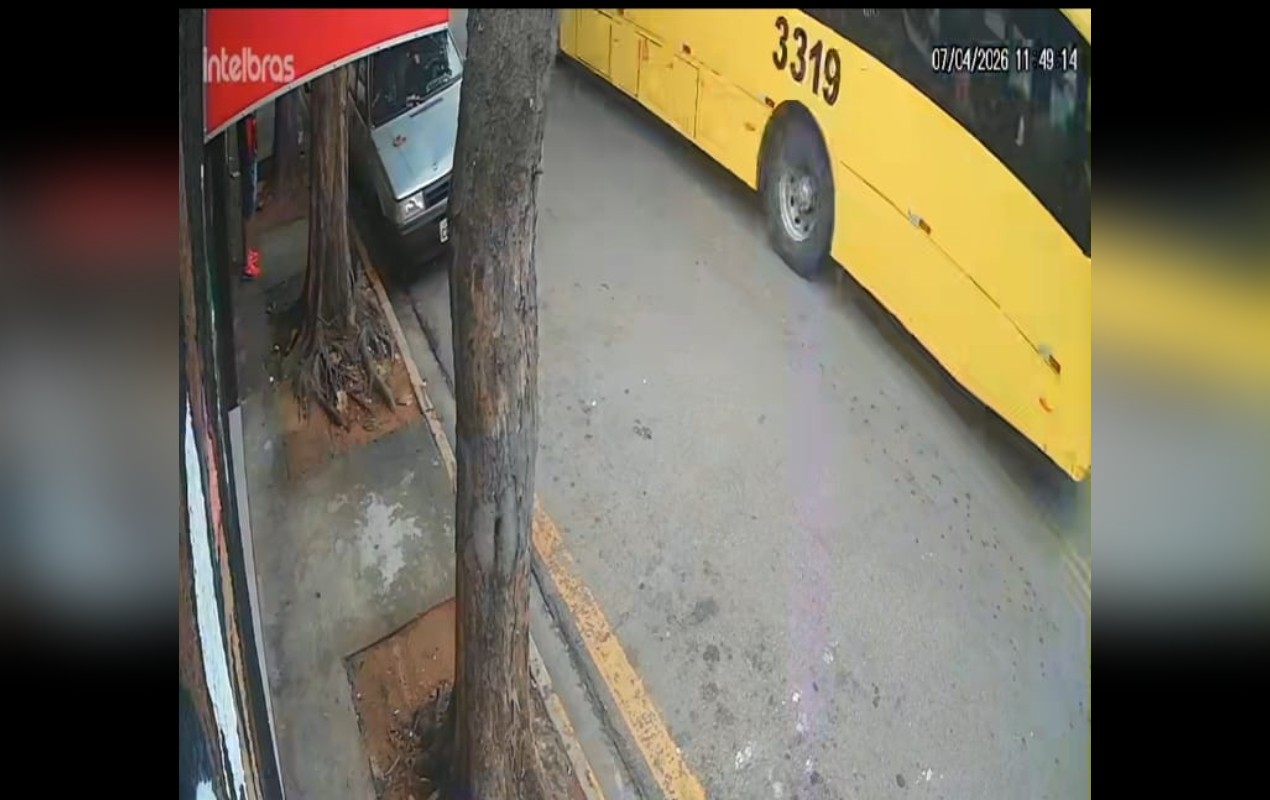 VÍDEO: ônibus arrasta fios e quase atinge pedestres em Jundiaí