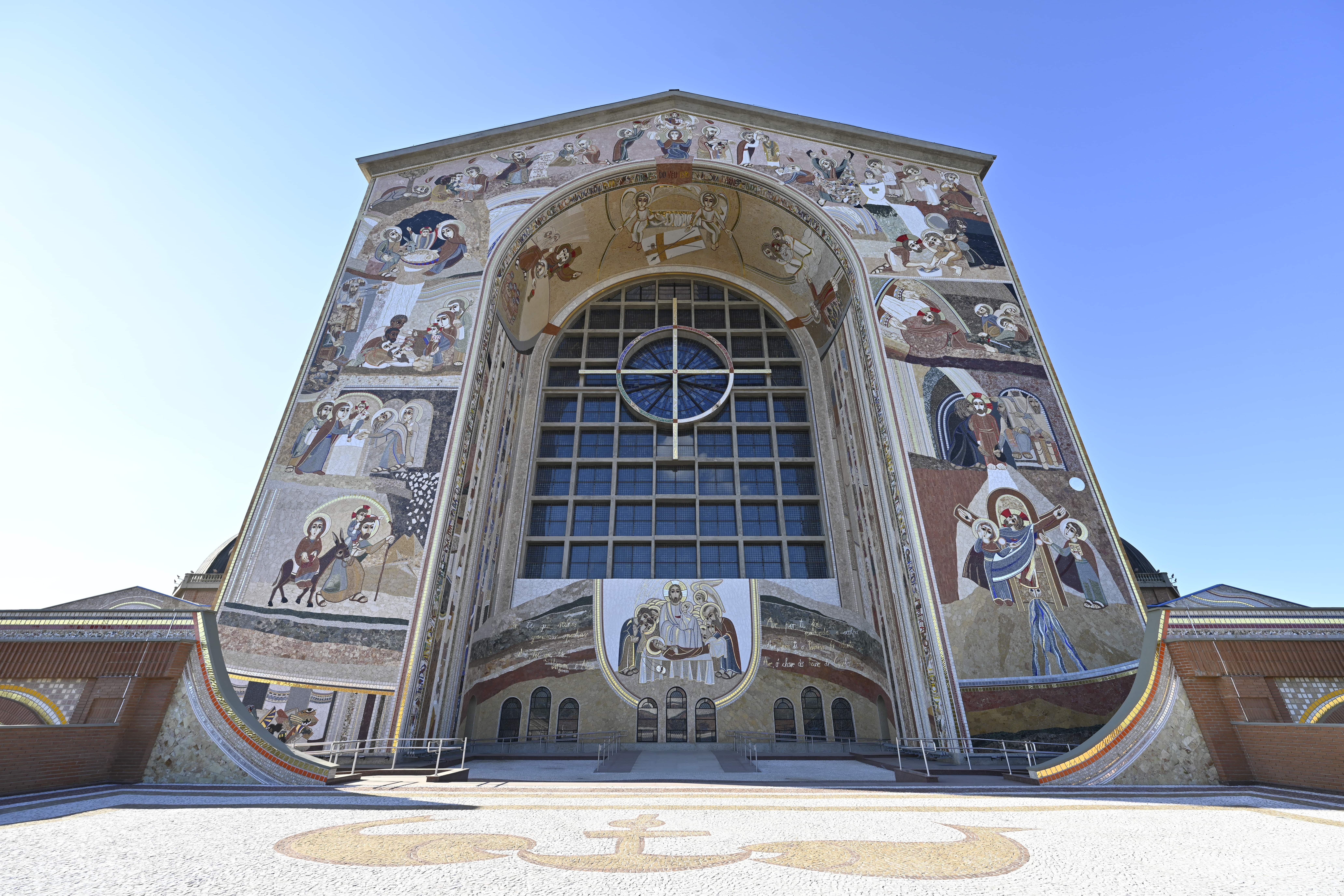 Santuário Nacional de Aparecida inaugura nova fachada com cenas que retratam Paixão de Cristo
