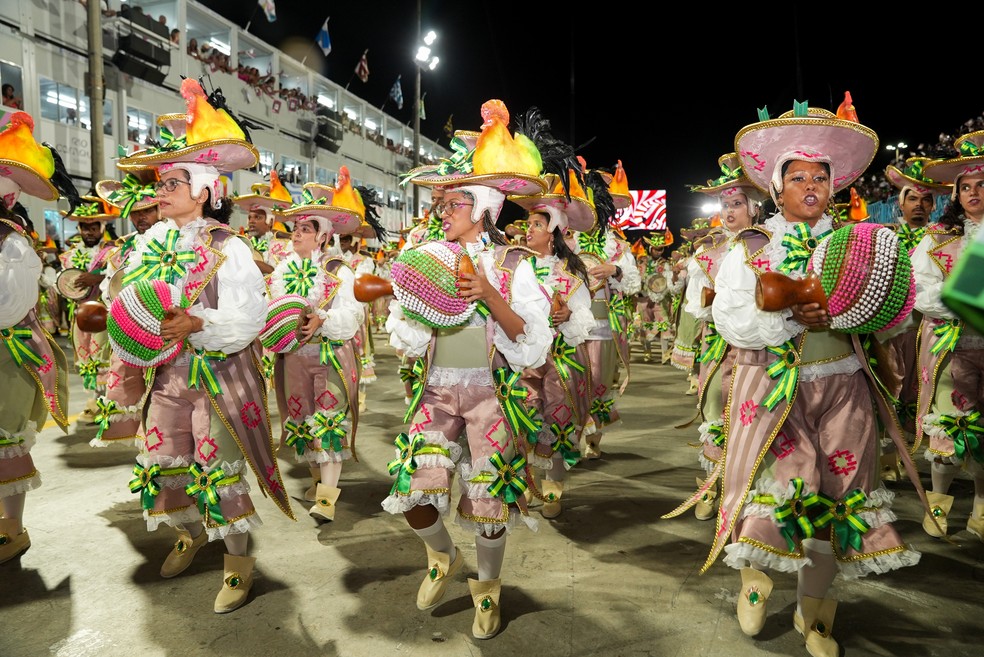 Naipe de xequerê no desfile da Mangueira, no carnaval de 2025 — Foto: Stephanie Rodrigues/g1