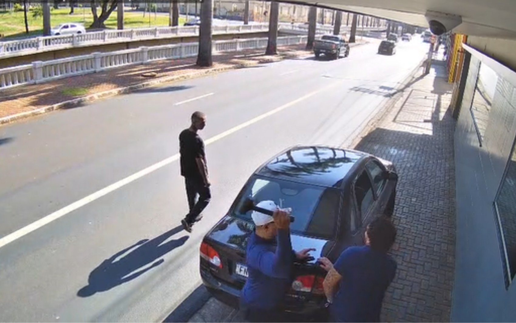 Motorista de aplicativo agride passageiro a marteladas em Ribeirão Preto; VÍDEO