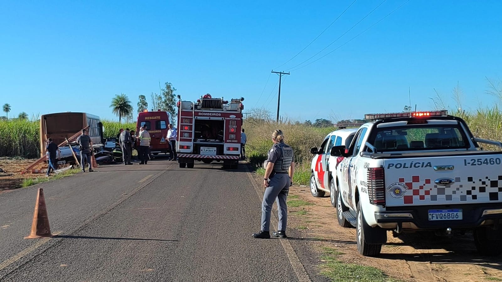 Batida entre carro e ônibus causa mortes em estrada vicinal de Paulicéia