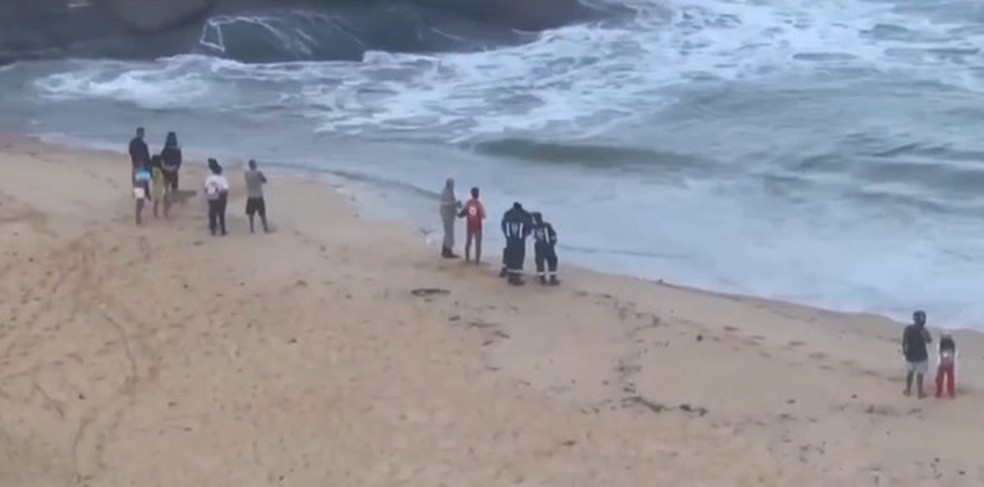 Corpo de um dos homens que desapareceram no mar em Guarapari foi encontrado nesta terça-feira (25) — Foto: Reprodução