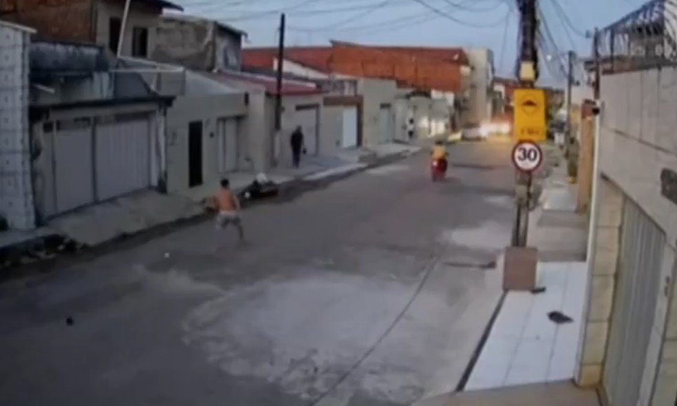 Crianças perseguem assaltante que havia acabado de roubar celular de mulher na rua, em Fortaleza. — Foto: Câmeras de segurança