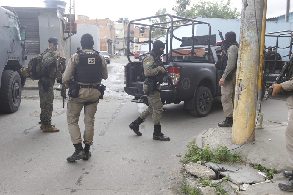 Policiais do Acre estão fazendo treinamento no Complexo da Maré nesta terça-feira (10) — Foto: Reprodução