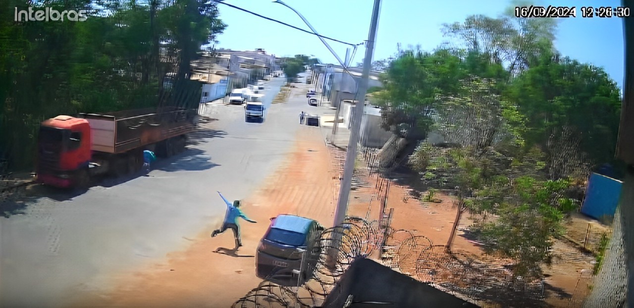 VÍDEO: Homem tenta fugir, mas é morto a tiros em frente a empresa em Patos de Minas