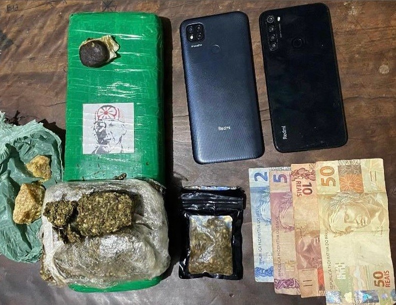 Ao avistar viatura policial, jovem arremessa sacola com droga, colide carro contra guia e acaba preso em Mirante do Paranapanema