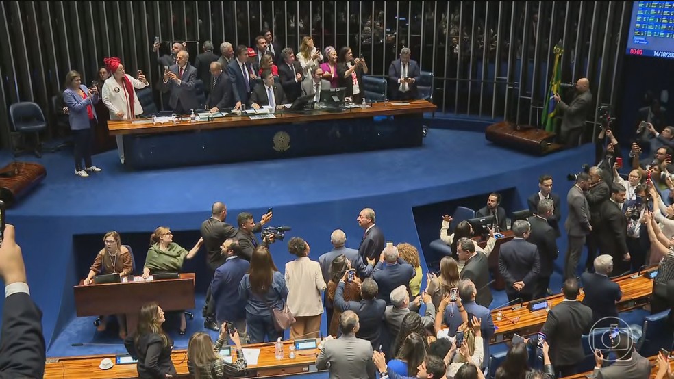 Congresso marca a promulgação do fim da escala 6x1 para sexta-feira (16) — Foto: Jornal Nacional/ Reprodução