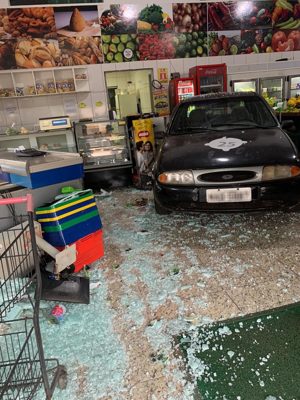 Carro desgovernado invadiu quitanda, em Iepê (SP), nesta quinta-feira (26) — Foto: Cedida
