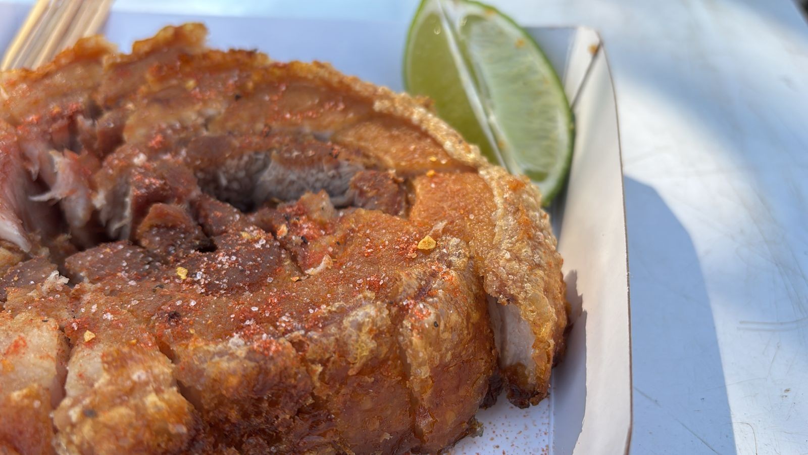 Crocante e com apenas quatro ingredientes, aprenda a preparar receita de Torresmo de Rolo